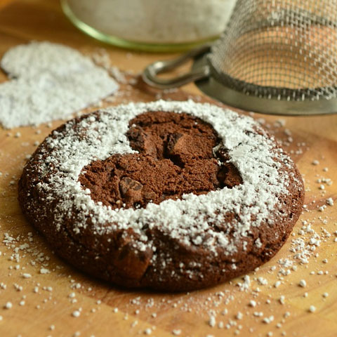 Cookie with a powdered sugar heart